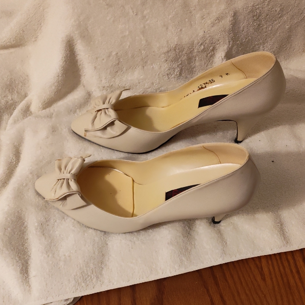 Elegant Cream Heels with Bow Detail